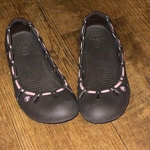 CROCS  Womens Size 7 Brown Ballet Flats With Cutouts and Pink Ribbon